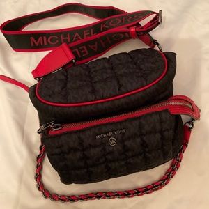 MICHAEL KORS Slater Medium Logo Quilted Nylon Sling Pack MKPRINT Blk/Red